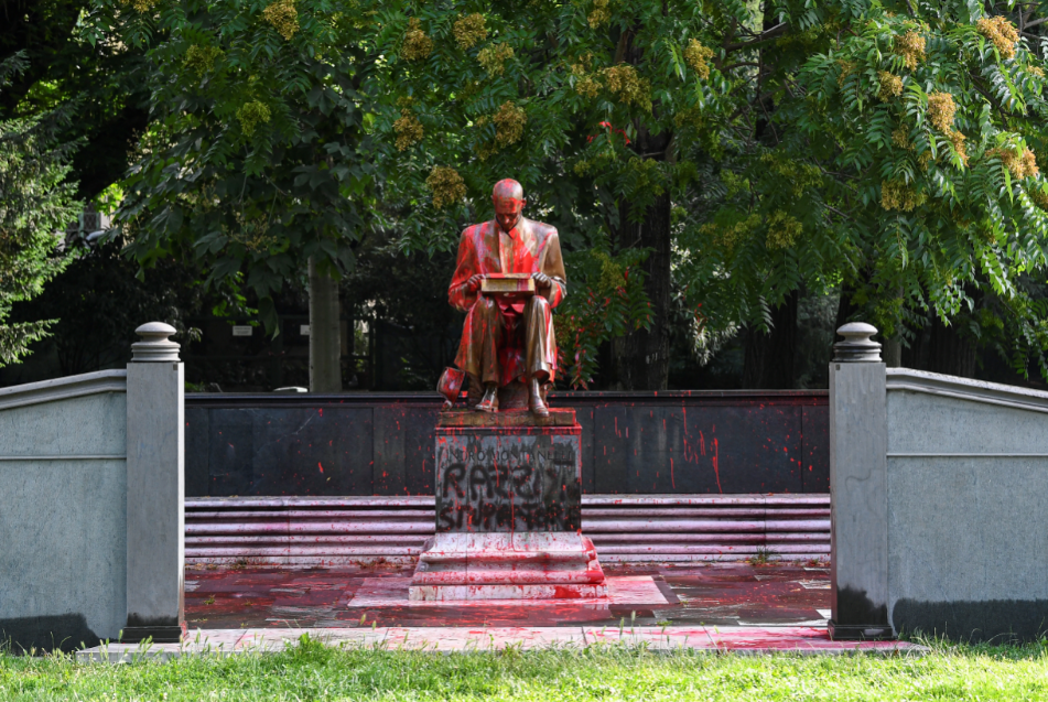 تمثال إندرو مونتانيلى ملطخ باللون الأحمر