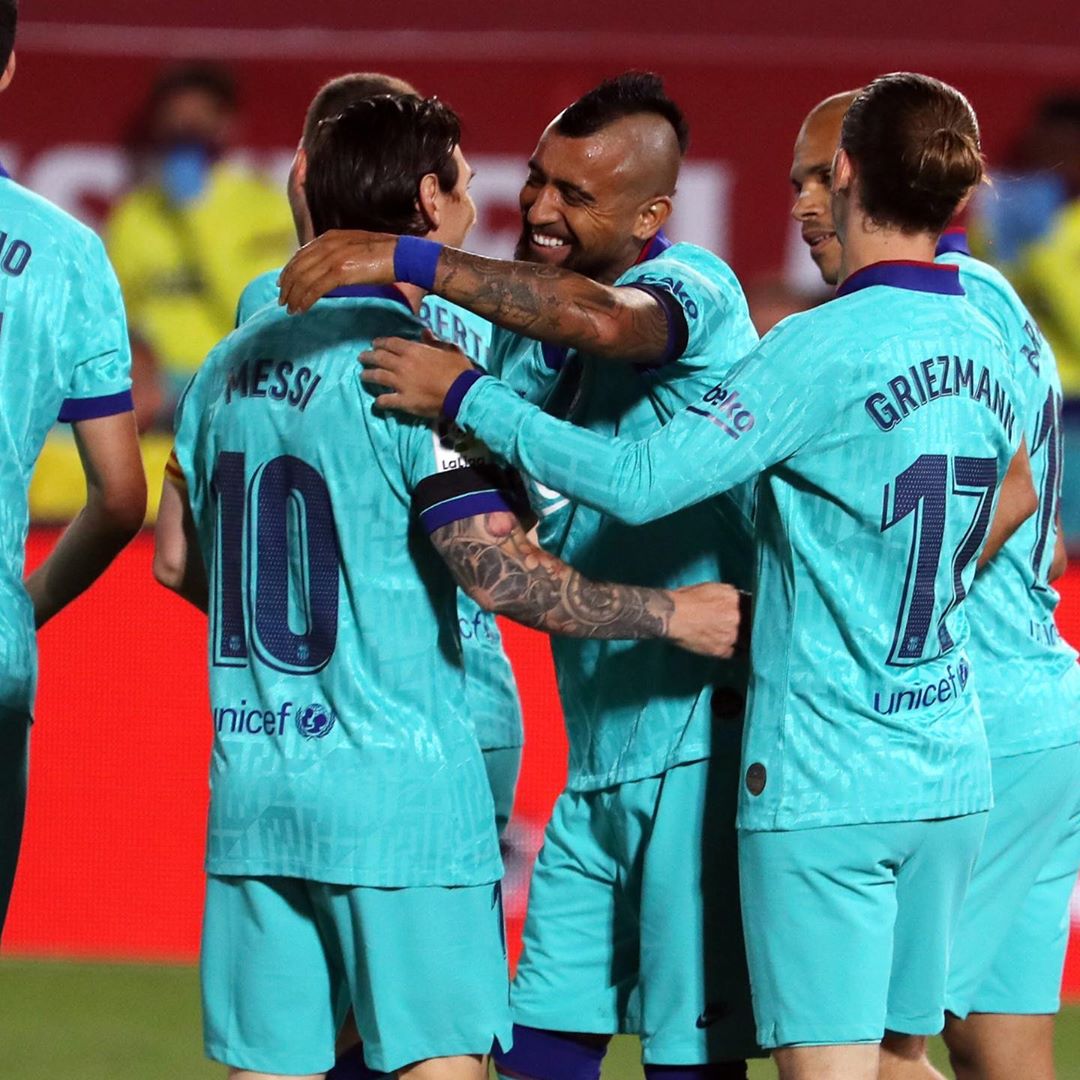 فيدال يحتفل مع ميسي