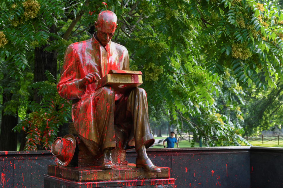 إلقاء الألوان على تمثال إندرو مونتانيلى