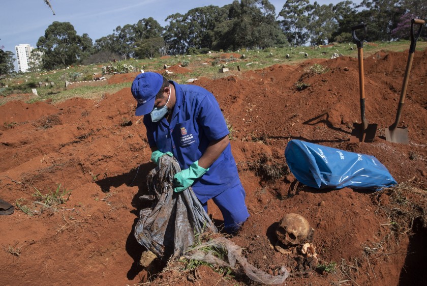 اخراج رفات جثث من مقابر البرازيل لافساح مكان لوفيات كورونا