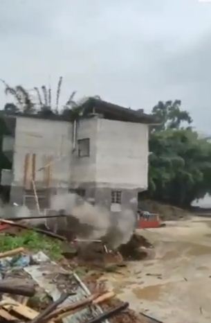 لحظة انهيار المنزل فى الفيضانات