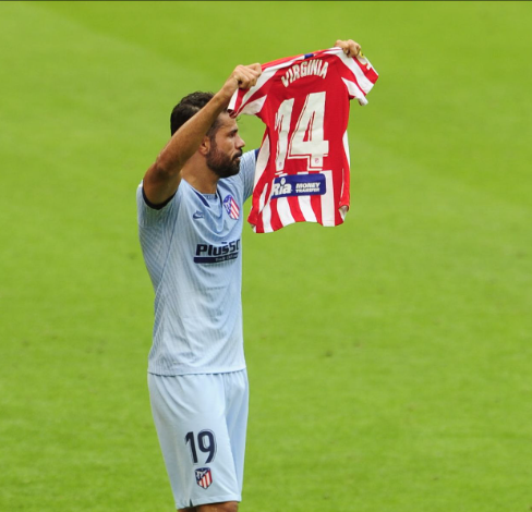 كوستا يتضامن مع لاعبة فريق السيدات كوستا يتضامن مع لاعبة فريق السيدات