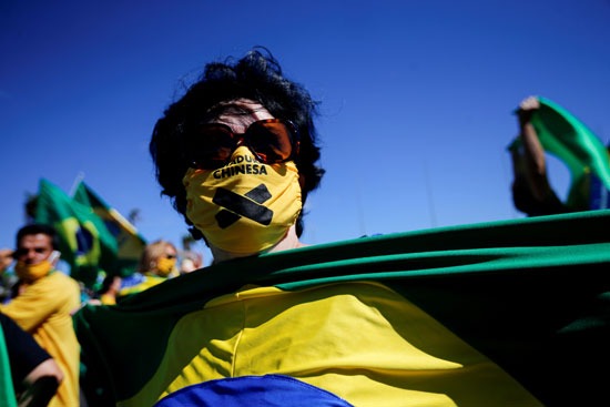 متظاهر يرتدى ملابس بألوان علم البرازيل