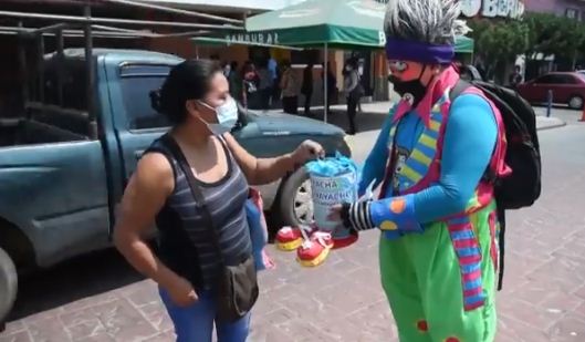 المهرجون يتسولون فى الشوارع