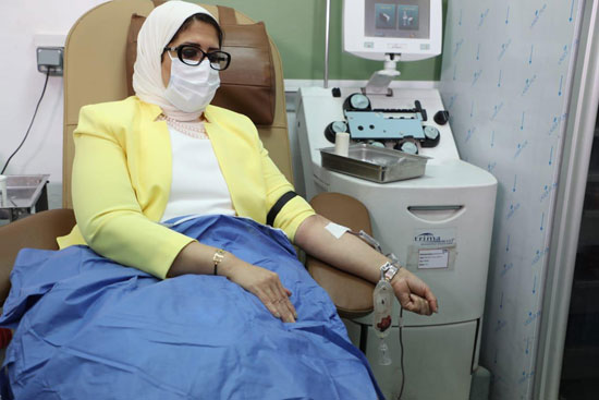 وزيرة الصحة تتبرع بالدم (4)