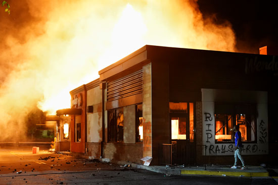 اشعال النيران فى مطعم احتجاجا على مقتل شاب اسود