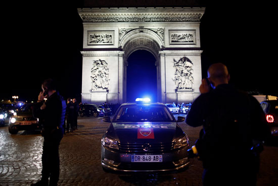 الشرطة الفرنسية تحتشد عند قوس النصر