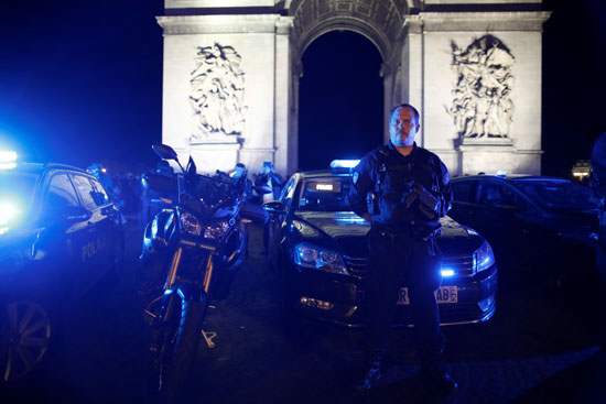 شرطة فرنسا تحتشد عند قوس النصر
