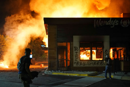 النيران تلتهم مطعما بمدينة أتلانتا