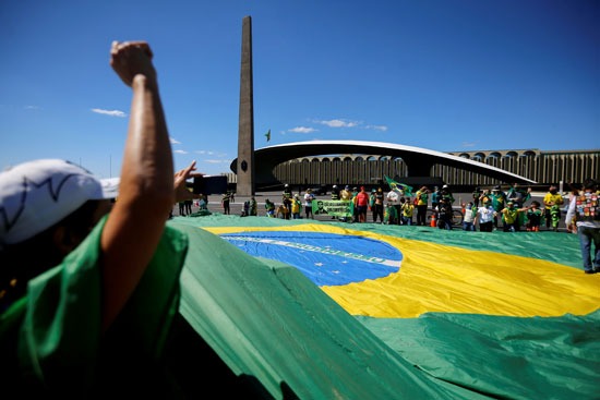 المتظاهرون يفرشون علما برازيليا ضخما أمام مقر المحكمة