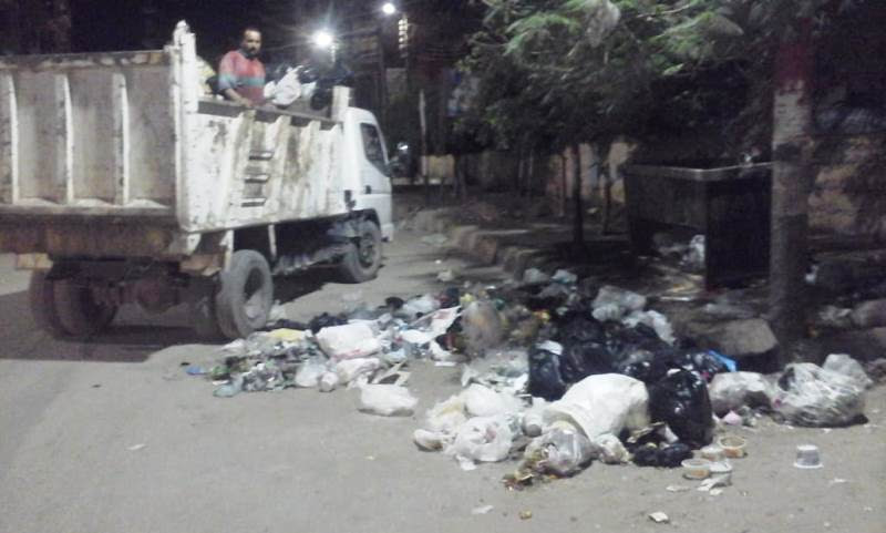 حملة لرفع تراكمات القمامة والأتربة بشوارع الشرقية (2)