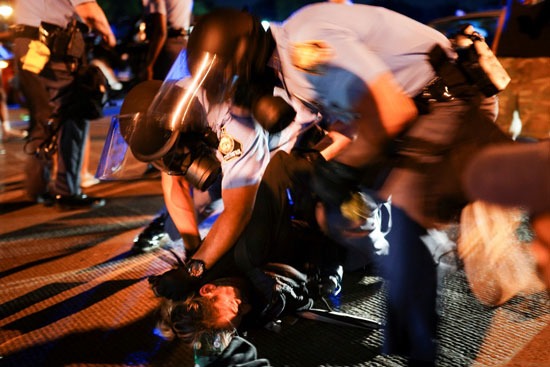 شرطة أتلانتا تعتقل أحد المتظاهرين
