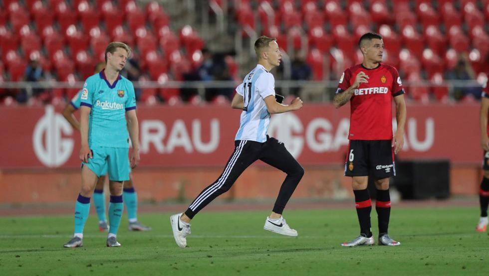 مشجع يقتحم الملعب