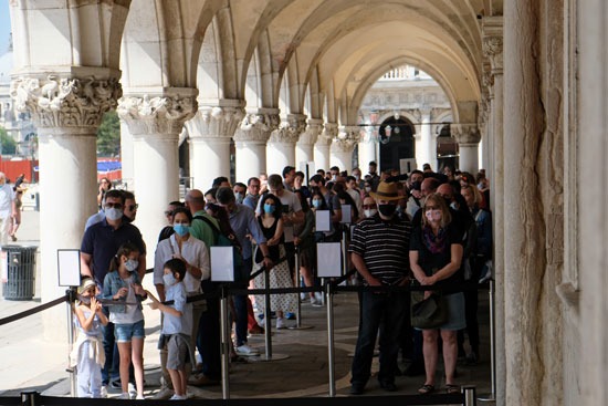يصطف السياح لدخول قصر دوجي