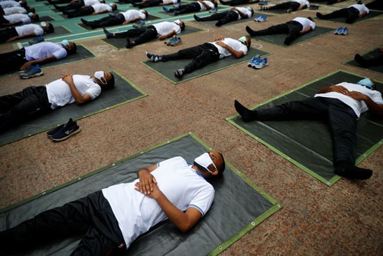 تمارين اليوجا لتعزيز المناعة لدى شرطة بنجلاديش