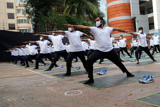 تمارين اليوجا لتعزيز المناعة لدى ضباط بنجلاديش