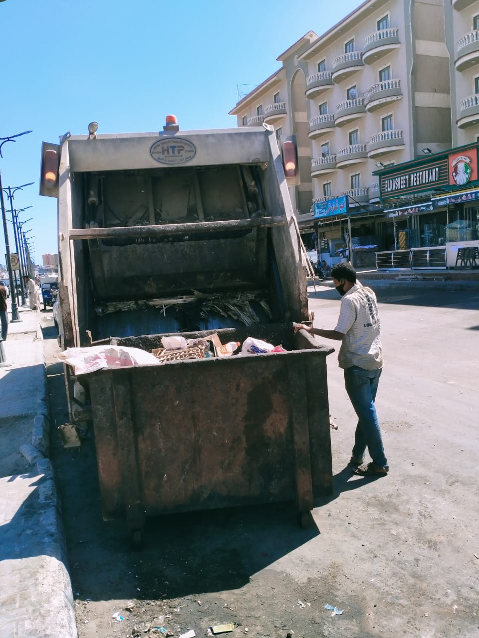 أعمال النظافة والتطهير بكافة مدن المحافظة (2)