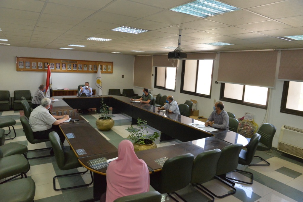 اجتماع نائب رئيس الجامعة مع القيادات الإدارية (4)