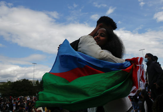 العلم الإيرتري يظهر خلال المظاهرة