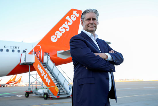 الرئيس التنفيذي لشركة إيزي جيت يوهان لوندغرين أمام طائرة الشركة في مطار جاتويك