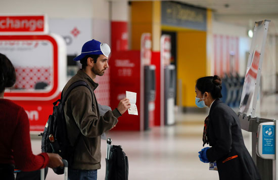 أحد الركاب يظهر جواز سفره لشرطة المطار