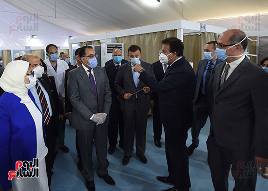 رئيس الوزراء يتفقد المستشفى الميدانى بجامعة عين شمس (18)