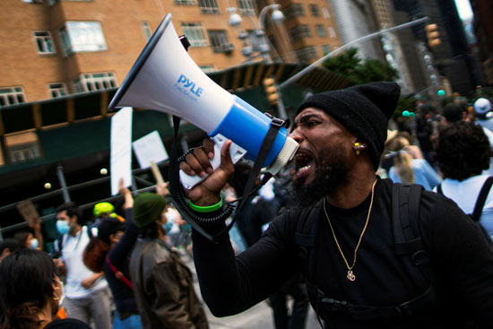 متظاهر يستخدم مكبر صوت للهتاف