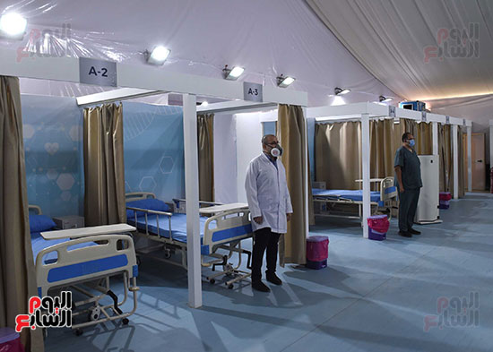 رئيس الوزراء يتفقد المستشفى الميدانى بجامعة عين شمس (2)