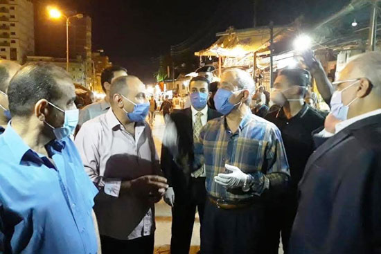 محافظ الإسماعيلية ومدير الأمن يقودان حملة لإخلاء سوق الجمعة (1)