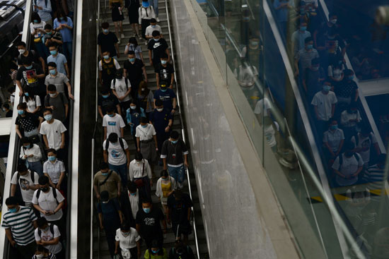 مئات الصينين داخل المترو