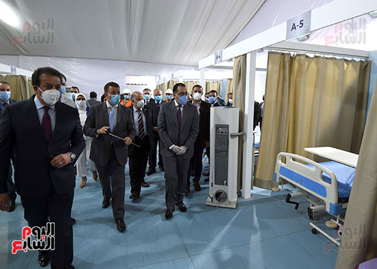 رئيس الوزراء يتفقد المستشفى الميدانى بجامعة عين شمس (14)
