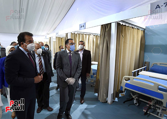 رئيس الوزراء يتفقد المستشفى الميدانى بجامعة عين شمس (17)