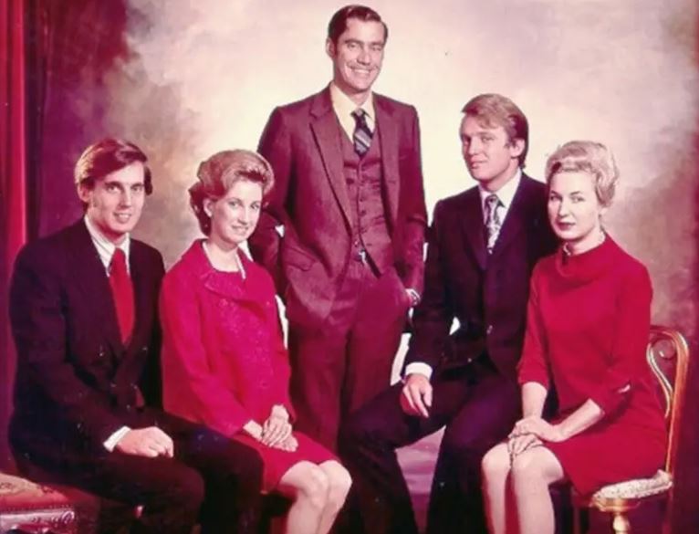 دونالد ترامب الثاني من اليمين مع أشقائه روبرت وإليزابيث وفريد ​​جونيور وماريان