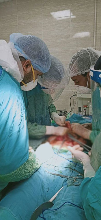 71444-عملية-جراحية-دقيقة-وإستئصال-جزء-من-أمعاء-مصابة-بفيروس-كورونا--(2)