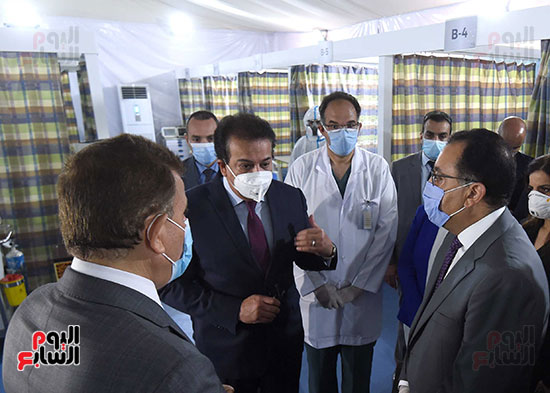 رئيس الوزراء يتفقد المستشفى الميدانى بجامعة عين شمس (20)