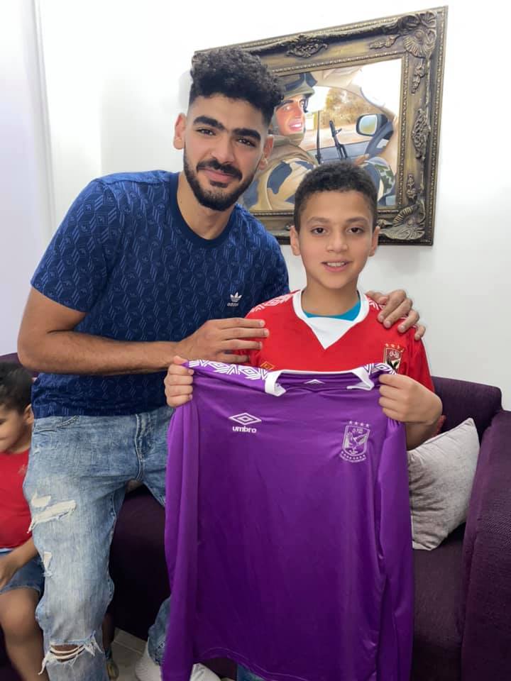 حارس اليد مع نجل منسى حارس اليد مع نجل منسى