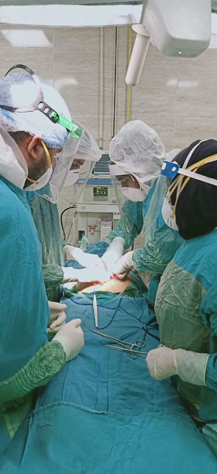 عملية جراحية دقيقة وإستئصال جزء من أمعاء مصابة بفيروس كورونا  (1)