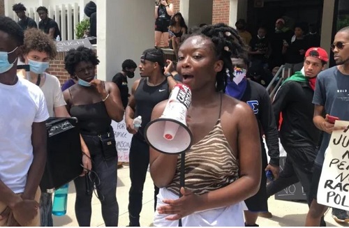 المتظاهرة الأمريكية سالو