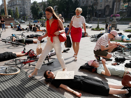 متظاهرة تضع لافتة خلال استلقائها على الأرض