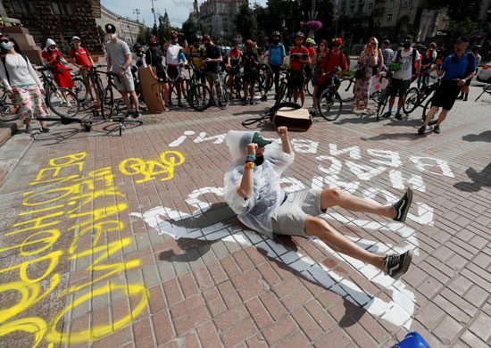 المتظاهرون يرسمون على الأرض