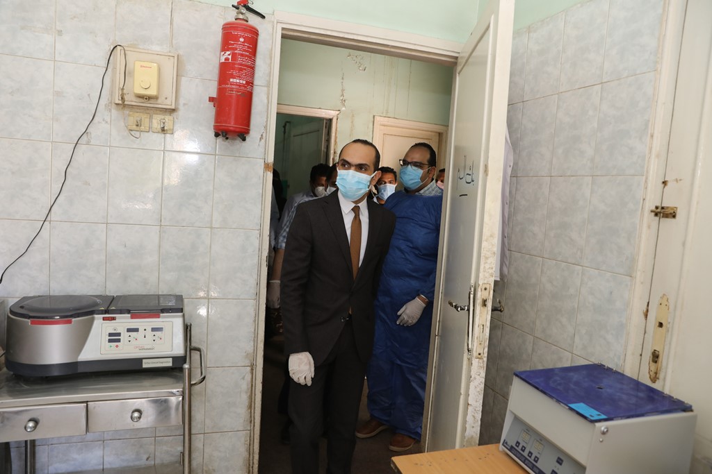 نائب محافظ سوهاج يتفقد مستشفى المنشاة (4)