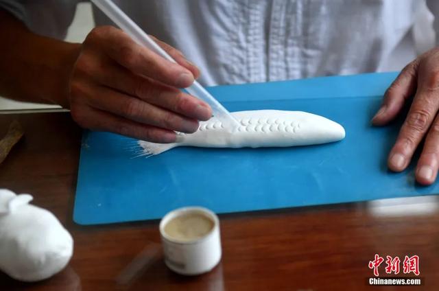 النحات أثناء العمل