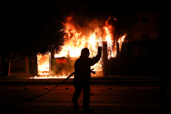 محاولة السيطرة على الحرائق بالبرازيل