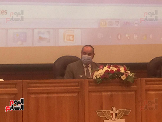 وزير الطيران المدنى خلال المؤتمرًا الصحفى (12)