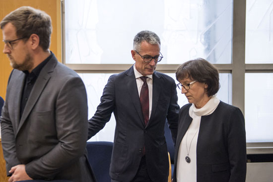 زوجة والتر لوبيك و محاميها زوجة والتر لوبيك و محاميها