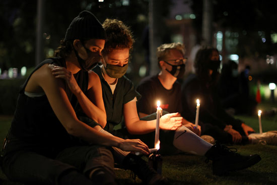 عاملات الرعاية الصحية يحملن الشموع خلال الوقفة عاملات الرعاية الصحية يحملن الشموع خلال الوقفة