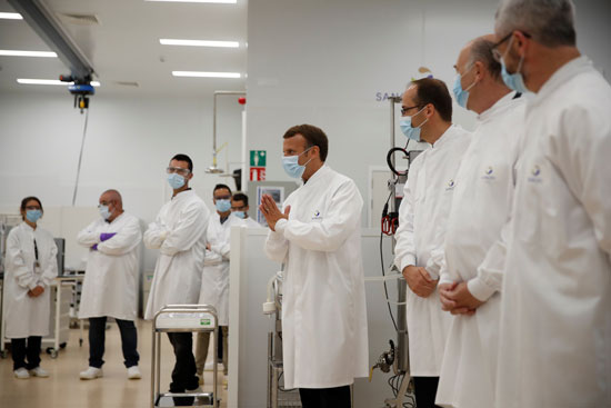 خلال زيارة الرئيس الفرنسى لوحدة اللقاح بأحد مصانع الأدوية