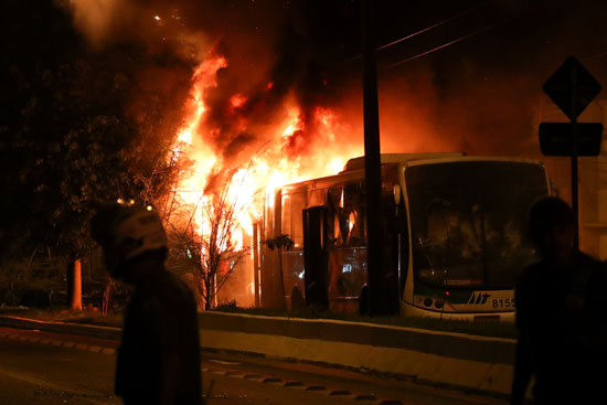 إحراق الحافلات احتجاجا على وفاة مراهق