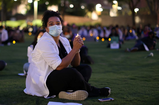 طبيبة ترتدى البالطوا الأبيض خلال الوقفة طبيبة ترتدى البالطوا الأبيض خلال الوقفة