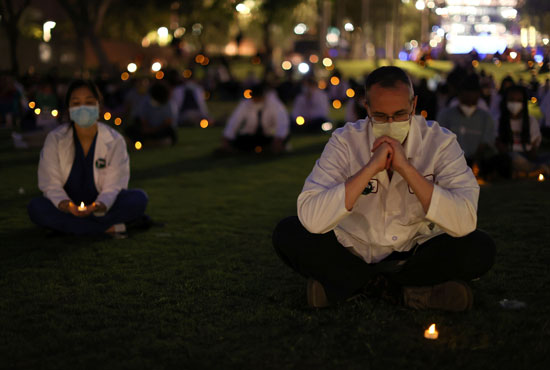 المشاركون بالوقفة الإحتجاجية المشاركون بالوقفة الإحتجاجية